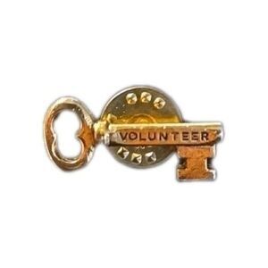 Gold Tone Skeleton Key Shaped Collectible Volunteer Souvenir Lapel Pin 1 Inch